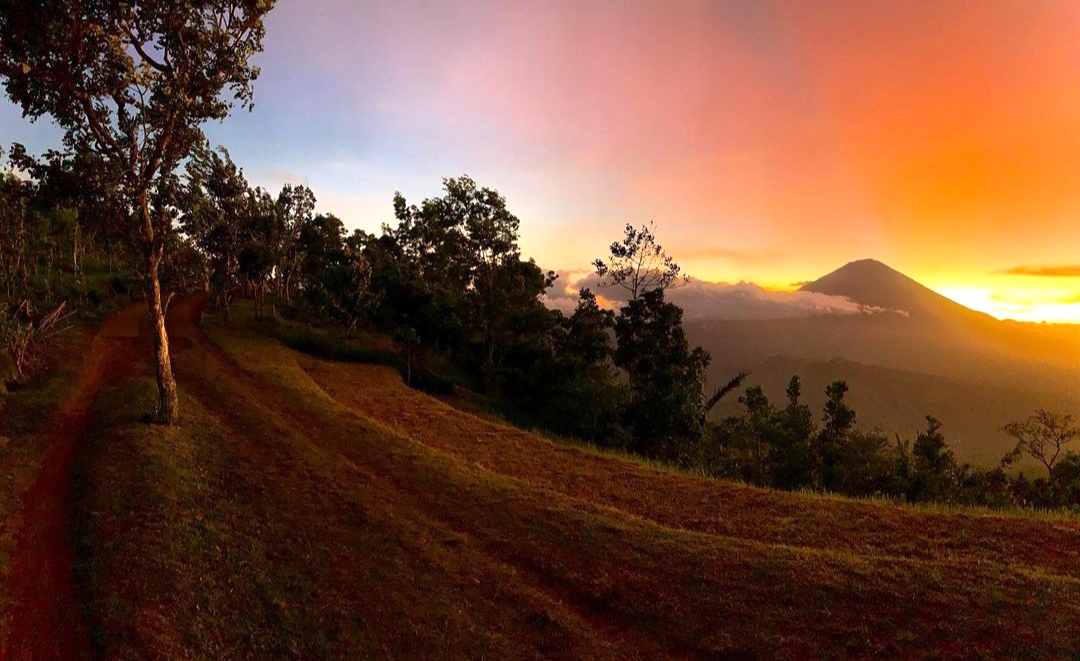 INDAH  MEMPESONA MATAHARI TERBENAM DI LAHANGANSWEET GULINTEN 