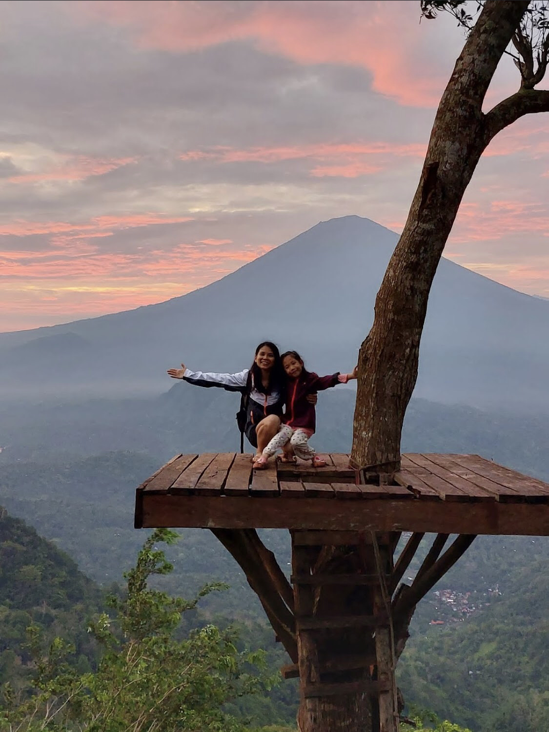 Parawisatan merasa bahagai bisa berkunjung ke lahangan sweet